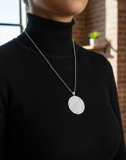 ✨ MEDALLION PENDANT NECKLACE – Timeless Elegance for Everyday Style