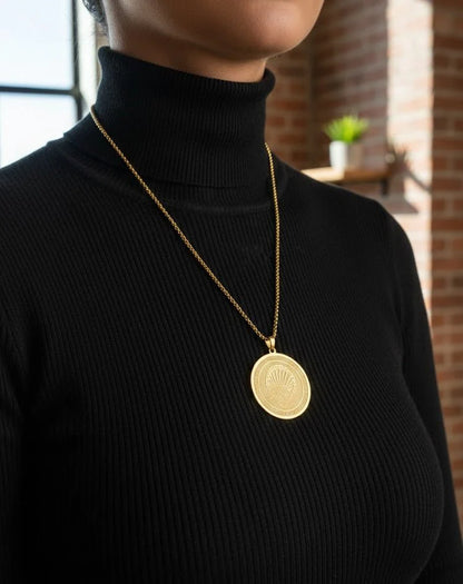 ✨ MEDALLION PENDANT NECKLACE – Timeless Elegance for Everyday Style