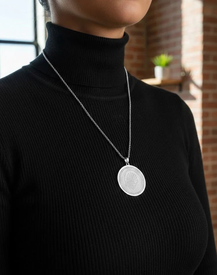 ✨ MEDALLION PENDANT NECKLACE – Timeless Elegance for Everyday Style